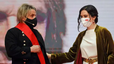 Nacho Cano e Isabel D&iacute;az Ayuso en la entrega de&nbsp;la Gran Cruz del 2 de Mayo