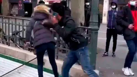 Un hombre de nacionalidad espa&ntilde;ola empuja a una mujer en un metro en Francia