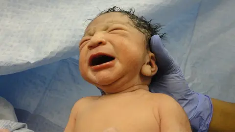 Beb&eacute; reci&eacute;n nacido