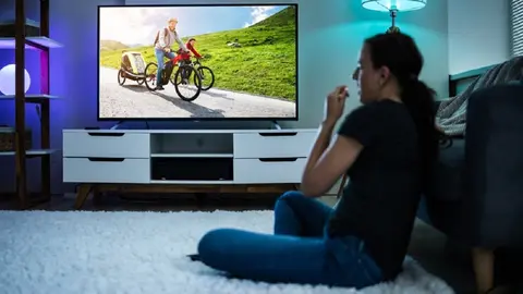 Una mujer viendo la televisi&oacute;n durante el confinamiento