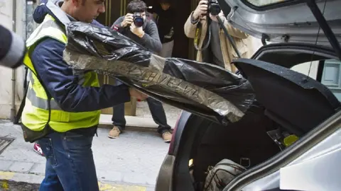 Cad&aacute;ver en el maletero de un coche