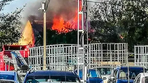 Nave de Ramos Catalina en llamas en Jerez desde los cacharritos de la Feria | El MIRA