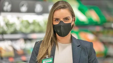 Trabajadora de Mercadona con mascarilla