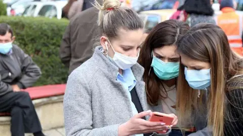 J&oacute;venes en una plaza