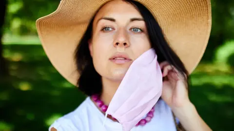 Persona quit&aacute;ndose la mascarilla