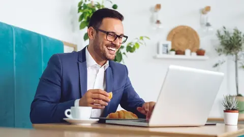 Hombre trabajando desde casa