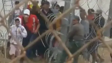 Militares de Marruecos abren su puerta de la verja de la frontera en el Tarajal para facilitar la entrada de marroqu&iacute;es en Ceuta