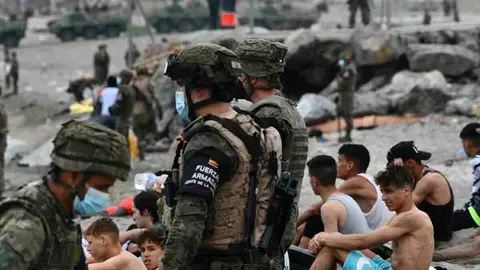 Militares del ej&eacute;rcito espa&ntilde;ol vigilan durante las devoluciones en caliente que est&aacute;n efectuando a los migrantes que han entrado en Ceuta procedente de Marruecos - ANTONIO SEMPERE - EUROPA PRESS