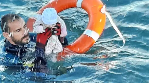 Guardia Civil de Jerez salva la vida a un beb&eacute; en Ceuta