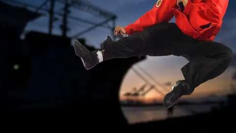 Patada de artes marciales en el puerto de Marbella