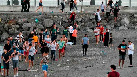 Ciudadanos marroqu&iacute;es intentando entrar a Ceuta | Antonio Sempere / Europa Press