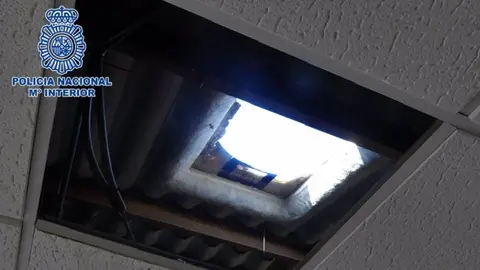 Butr&oacute;n practicado en el techo de una nave industrial