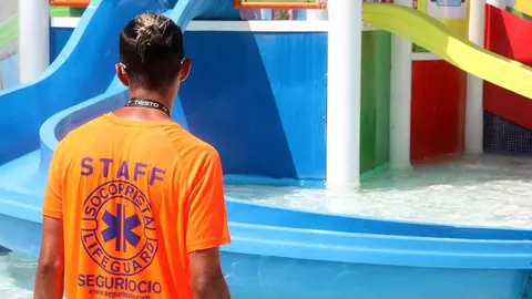 Trabajador de Aqualand Bah&iacute;a de C&aacute;diz