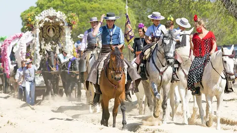 Simpecado de la Hermandad del Roc&iacute;o de Jerez en su paso por el Coto de Do&ntilde;ana | Juan Carlos Corchado para El MIRA