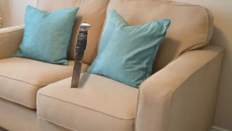 Cuchillo clavado en el sof&aacute;