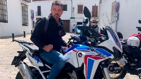 Antonio Banderas, en moto por la Sierra de C&aacute;diz