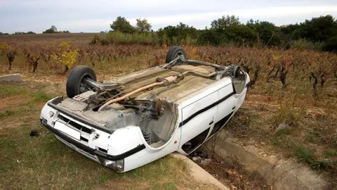 Coche volcado en un arroyo