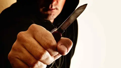 Un ladr&oacute;n con un cuchillo