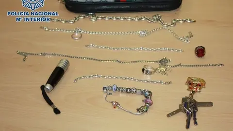 Pertenencias de la v&iacute;ctima recuperadas por la Polic&iacute;a Nacional