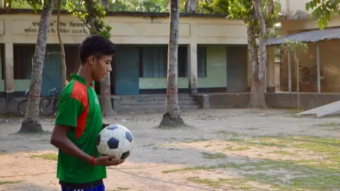 Un ni&ntilde;o refugiado con un bal&oacute;n