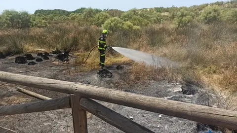 Bombero actuando en el incendio