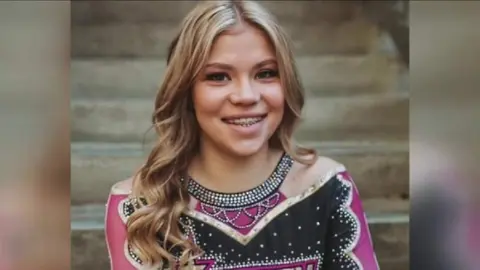 La joven apu&ntilde;alada