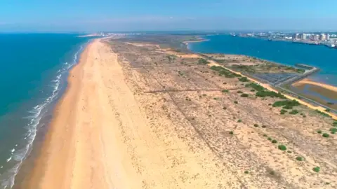 Playa del Espig&oacute;n en Huelva / El Mira