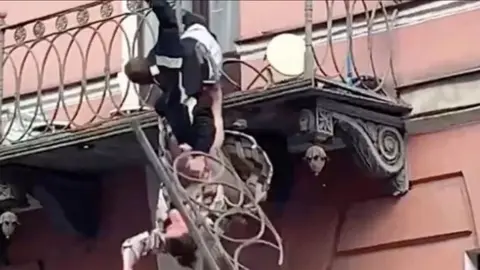 Pareja cayendo al vac&iacute;o