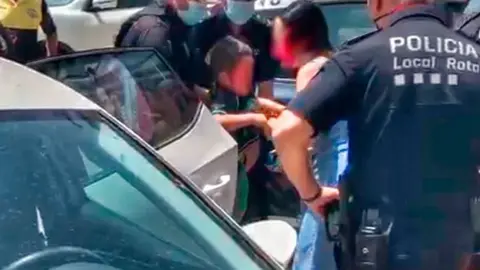 Ni&ntilde;o encerrado en un coche