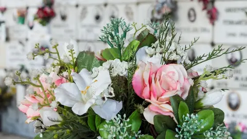 Flores en cementerio - Archivo