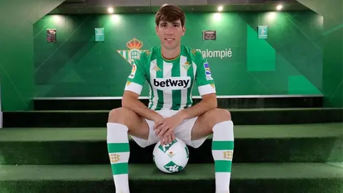 Juan Miranda posa con los colores del Real Betis