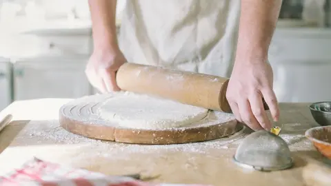 Elaborando masa de pan casero 