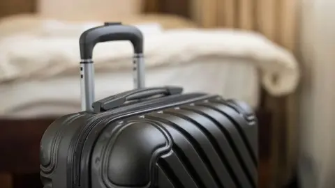 Maleta de viaje en un hotel