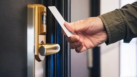 Entrando en habitaci&oacute;n de hotel con tarjeta magn&eacute;tica