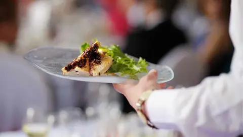 Un camarero en una foto de archivo