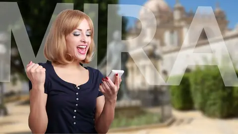 Mujer leyendo El MIRA en su versi&oacute;n m&oacute;vil en Jerez