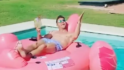 Joaqu&iacute;n en la piscina - Instagram @joaquinarte