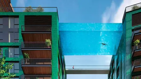 inauguran-en-londres-la-piscina-suspendida-entre-dos-edificios-a-30-metros-de-altura