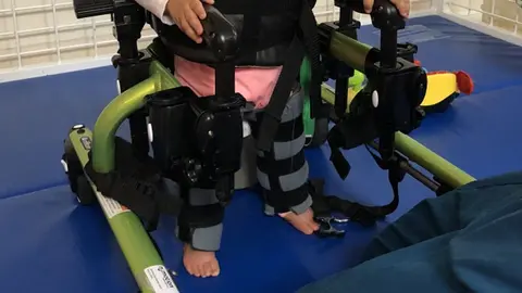 Ni&ntilde;a con AME / Imagen de Archivo