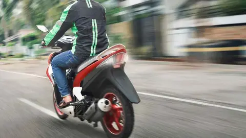 Una moto en una foto de archivo