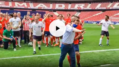 Mart&iacute;nez Almeida pega un balonazo a un periodista