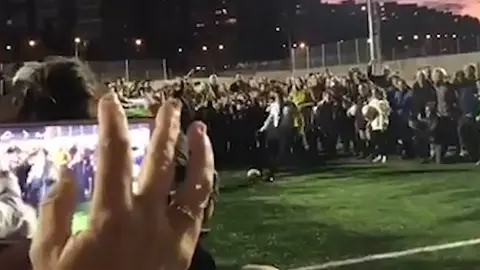 Jos&eacute; Luis Mart&iacute;nez-Almeida lanza un penalti y le da con el bal&oacute;n a un ni&ntilde;o