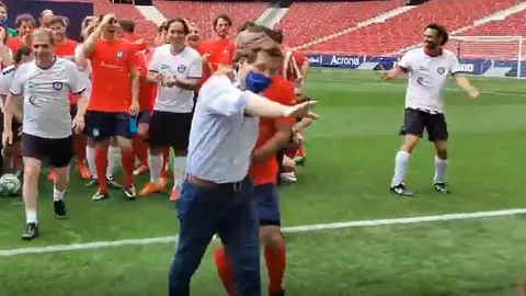 Mart&iacute;nez Almeida pega un balonazo a un periodista 