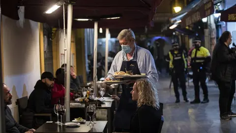 Bares con mascarillas durante la pandemia | Archivo