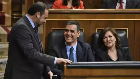 Pedro S&aacute;nchez con Carmen Calvo y Jos&eacute; Luis &Aacute;balos en el Congreso de los Diputados