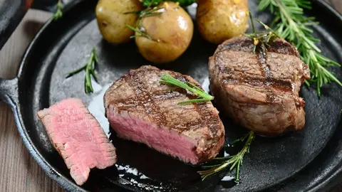 Plato de ternera en su punto con patatas asadas