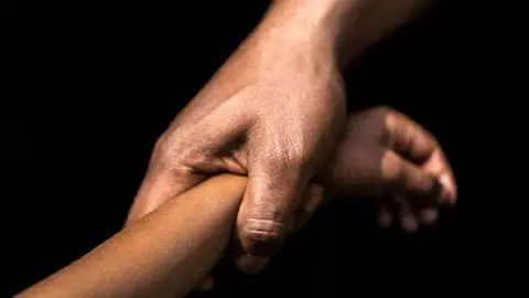 Un hombre abusando de su hijo