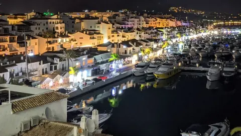 Zona comercial de Puerto Ban&uacute;s