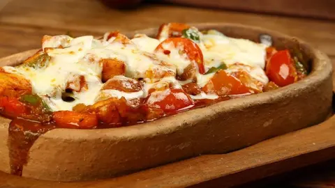 Pollo gratinado con queso y tomate