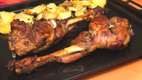 Cordero con patatas fritas